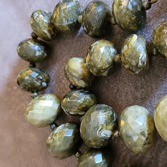 VTG OLIVE Green Chunky Acrylic Faceted Beaded Necklace - Picture 5 of 6